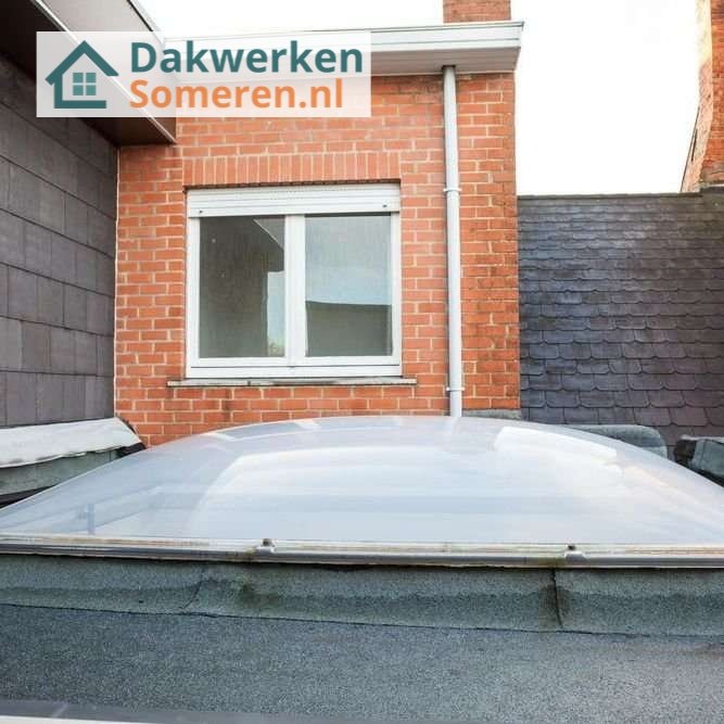 Inspectie van een plat dak met lichtkoepel Inspectie van een plat dak in someren met lichtkoepel